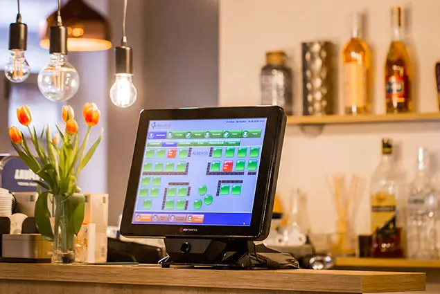 program pos, terminal pos cu programul VilicoRest, fundal restaurant, lumina, lalele