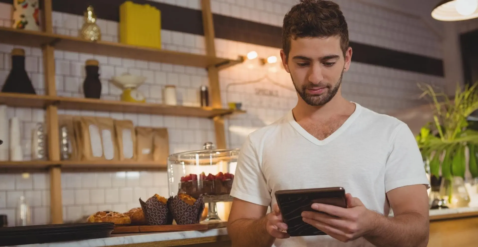 pos mobil restaurante, ospatar utilizeaza soft pe tableta ospatar in fata tejghelei